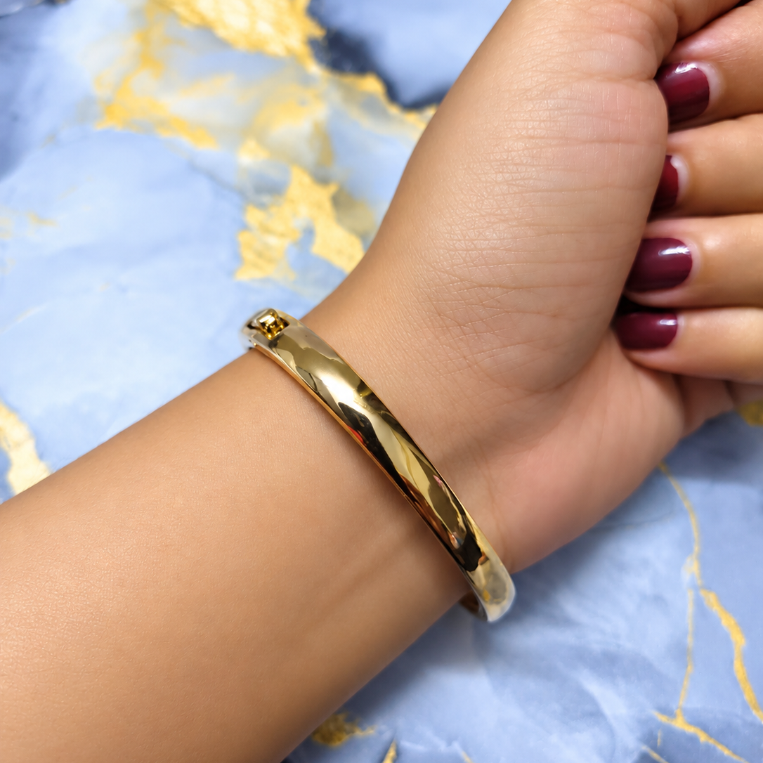 Golden Clover Luxe Watch for Women with Gold-Tone Bracelet and Sparkling Crystal Clover Dial